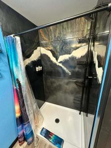 ein Bad mit einer Dusche und einem Waschbecken in der Unterkunft The Northern Lights Oasis in Wasilla + 24 Fotos