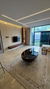 un soggiorno con un tavolo di vetro e un divano di شاليهات ستارفيش a Umm Lajj