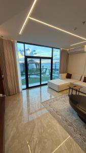 un soggiorno con un divano e una grande finestra di شاليهات ستارفيش a Umm Lajj Altre 65 foto