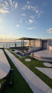 un patio con vista sulla spiaggia e sull'oceano di شاليهات ستارفيش a Umm Lajj