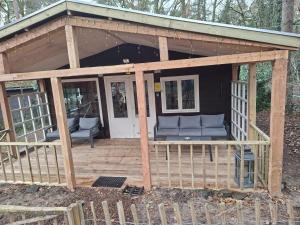 拉纳肯chalet bosrust nr 38的露台配有2张沙发