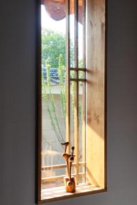 una finestra con un vaso appoggiata sul davanzale di una finestra di 사다함 SaDaHam a Gyeongju