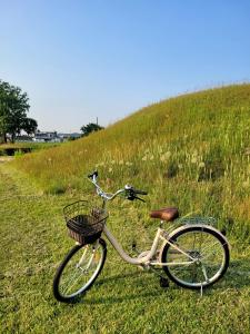 una bicicletta parcheggiata nell'erba in un campo di 사다함 SaDaHam a Gyeongju