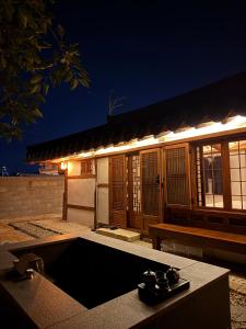 un edificio con una piscina di fronte di notte di 사다함 SaDaHam a Gyeongju Altre 7 foto