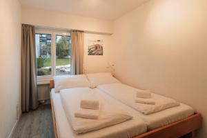 Postel nebo postele na pokoji v ubytování LAAX Homes Casa Curnera 1-6