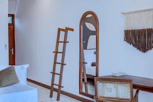 een kamer met een ladder naast een spiegel bij The Green Rooms Surf & Yoga Camp - ON THE BEACH - Prime location Renovated 2024 in Weligama