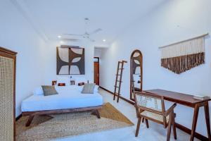 een slaapkamer met een bed, een bureau en een tafel bij The Green Rooms Surf & Yoga Camp - ON THE BEACH - Prime location Renovated 2024 in Weligama +85 foto's