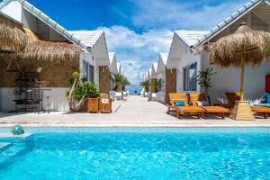 班拉克海滩So KohKoon Beach Resort的别墅 - 带游泳池和椅子