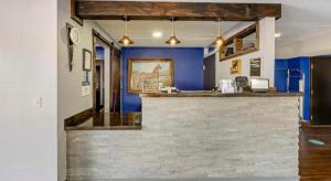 Un bar en un restaurante con paredes azules en Best Western Shelbyville Inn and Suites Celebration Inn, en Shelbyville