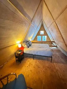 Postel nebo postele na pokoji v ubytování Bass Farm Lake View Loft Cabin