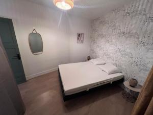 Giường trong phòng chung tại Appartement cosy 2 pieces hyper centre ville Place de la Breche +4 ảnh