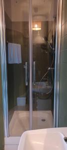 Phòng tắm tại Appartement cosy 2 pieces hyper centre ville Place de la Breche