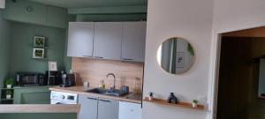 Nhà bếp/bếp nhỏ tại Appartement cosy 2 pieces hyper centre ville Place de la Breche