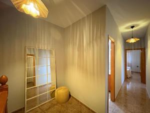 einen Flur mit einem Zimmer mit einem großen Fenster in der Unterkunft Comeback El Sitio de mi Recreo in Motril