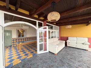 ein Wohnzimmer mit zwei Stühlen und einem Tisch in der Unterkunft Comeback El Sitio de mi Recreo in Motril