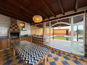 ein Esszimmer mit einem Tisch und einem Pool in der Unterkunft Comeback El Sitio de mi Recreo in Motril