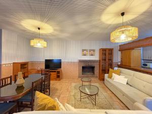 ein Wohnzimmer mit Sofa und Tisch in der Unterkunft Comeback El Sitio de mi Recreo in Motril