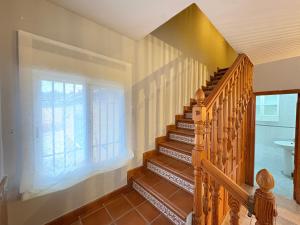 eine Treppe in einem Haus mit einem Fenster in der Unterkunft Comeback El Sitio de mi Recreo in Motril + 17 Fotos