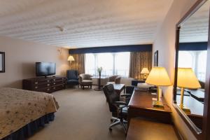 TV a/nebo společenská místnost v ubytování The Fredericton Inn