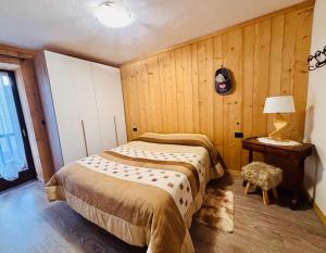 una camera da letto con un letto in una stanza con pareti in legno di Casa Kristel CIR COMUNALE N 14 ad Aosta