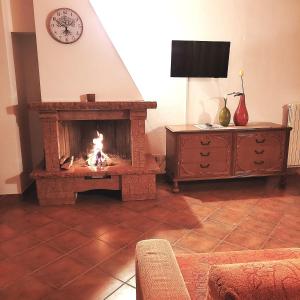 een woonkamer met een open haard bij Il nido in montagna Mountain Lake Iseo Hospitality in Bossico