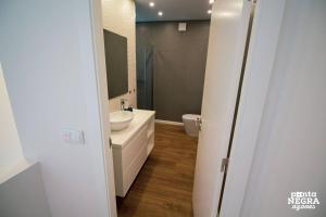 Et badeværelse på Apartamentos da Travessa T3