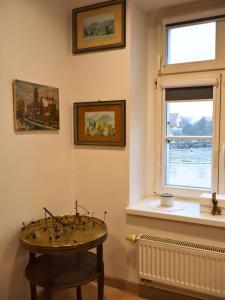 Zimmer mit einem Tisch vor einem Fenster in der Unterkunft Rzymskie wakacje in Oppeln