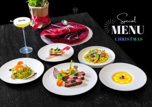 einen Tisch mit Speisen und einem Glas Wein in der Unterkunft THE LEGEND HANOI Hotel in Hanoi + 55 Fotos