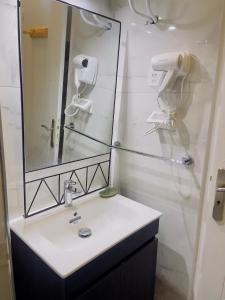 um banheiro com pia e espelho em Blueyes em La Marsa