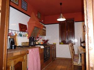 cocina con fogones y encimera en Casa Colonial en Alevia, en Alevia