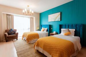 Postel nebo postele na pokoji v ubytování Qingdao Yiran Wanjia Hotel Apartment (May Fourth Square Wanxiang City Branch)