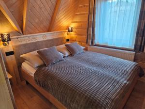 En eller flere senge i et værelse på Apartamenty SKUPNIOWY UPŁAZ