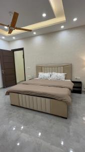 a bedroom with a large bed in a room at NIVAASe STAYS in New Delhi