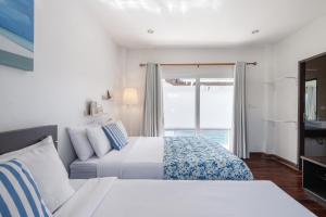 ein weißes Schlafzimmer mit einem Bett und einem Fenster in der Unterkunft Sorrento Pool Villa Bang Lamung Pattaya in Ban Rong Po + 27 Fotos