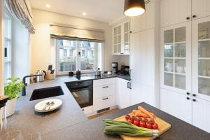 een keuken met een snijplank met groenten op een aanrecht bij Dünenhafer in List