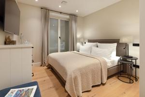 een hotelkamer met een bed en een raam bij Dünenhafer in List