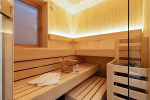 een sauna met houten lambrisering en een raam bij Dünenhafer in List +11 foto's