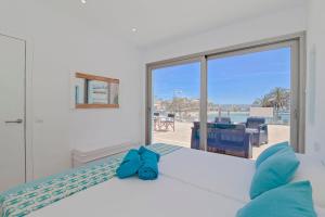 een slaapkamer met een bed en uitzicht op het strand bij Apartments Beach 4U - Can Pastilla in Can Pastilla