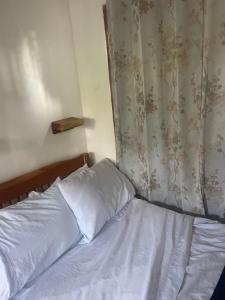 En eller flere senge i et værelse på Kwa Nzeu