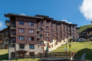 um grande edifício no topo de uma colina em Résidence Pierre & Vacances Les Gémeaux em Belle Plagne