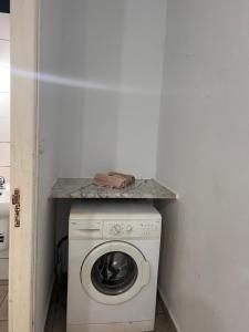 een wasmachine en droger met een aanrecht erop bij La coco in La Marsa +8 foto's