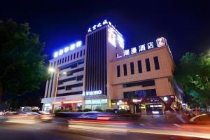Un edificio con luces en la parte superior por la noche. en Zmax Changzhi Bayi Square, en Changzhi