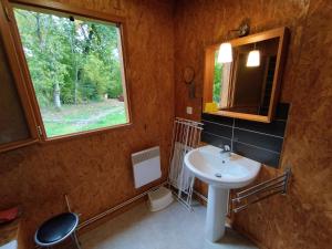 un bagno con lavandino e finestra di Gîte Chalet Morvan Bourgogne a Corancy Altre 11 foto