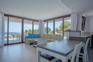 A seating area at Aparthotel Ferrer Skyline