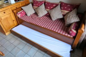 En eller flere senge i et værelse på Studio au pied des pistes - Vue montagne