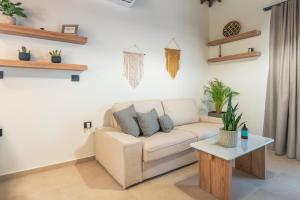 uma sala de estar com um sofá e uma mesa em EPTA Houses em Marmari