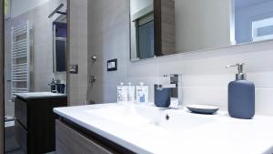 A bathroom at Italianway-Piazza Firenze