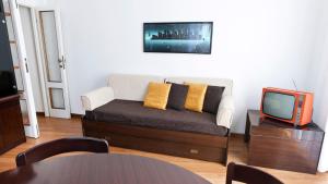 A television and/or entertainment centre at Italianway-Piazza Firenze