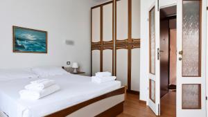 een slaapkamer met een bed met witte handdoeken bij Italianway-Piazza Firenze in Milaan