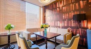 Zimmer mit einem Tisch, Stühlen und einem Sofa in der Unterkunft GME NanJing CaoChanGMEn Nanyihou Stress Hotel in Nanjing